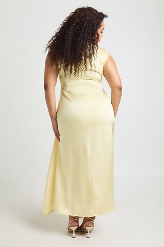 Robe Longue Satinée Col Montant Grande Taille Avec Bordure En Dentelle | Taille 48 - boohoo - Modalova
