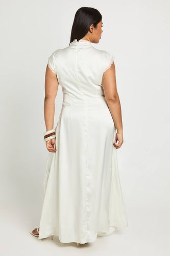 Robe Longue Satinée Grande Taille Col Montant Avec Finitions En Dentelle | Taille 46 - boohoo - Modalova