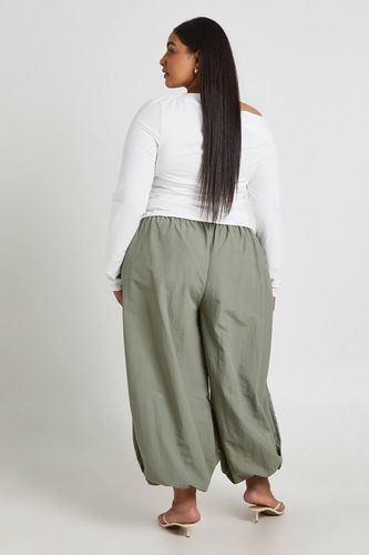 Haut Grande Taille À Manches Longues Avec Encolure Asymétrique Et Drapé | Taille 48 - boohoo - Modalova