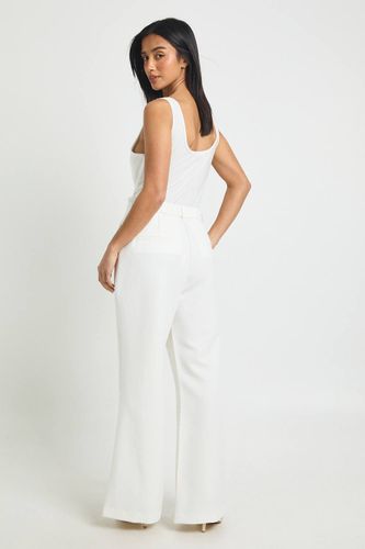 Pantalon Tailleur Petite À Jambe Évasée Essentiel | Taille 16/28L - boohoo - Modalova
