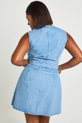 Mini-jupe En Jean Grande Taille Avec Boutons En Corne | Taille 56 - boohoo - Modalova