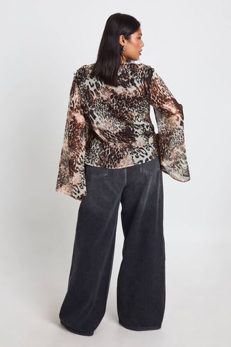 Blouse En Mousseline Grande Taille À Imprimé Animalier Mixte Avec Volants Et Nœud Devant | Taille 48 - boohoo - Modalova