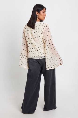 Chemisier Grande Taille En Mousseline À Pois Avec Volants Et Nœud Devant | Taille 48 - boohoo - Modalova