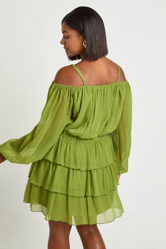Robe Mini Grande Taille En Mousseline À Volants Et Épaules Dénudées | Taille 54 - boohoo - Modalova