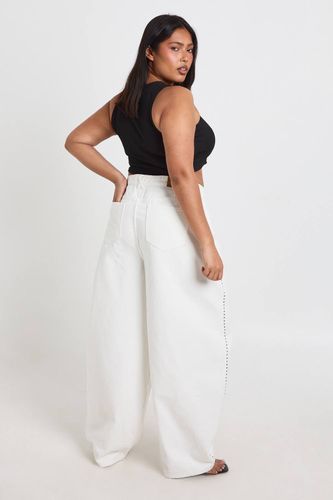Jean Barrel Taille Mi-haute À Clous Plus | Taille 48 - boohoo - Modalova