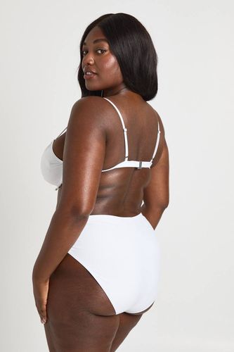 Culotte De Maillot De Bain Grande Taille Taille Haute Avec Contrôle Du Ventre Essentials | Taille 48 - boohoo - Modalova