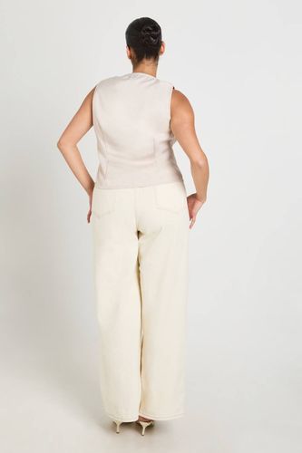 Haut Grande Taille En Crêpe À Col Bénitier Orné De Perles | Taille 48 - boohoo - Modalova
