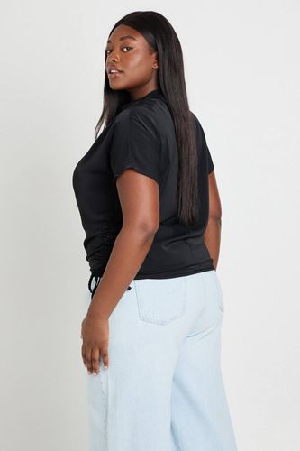 Chemisier Grande Taille À Drapé Latéral Avec Détail Noué | Taille 48 - boohoo - Modalova