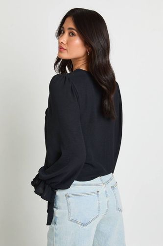 Chemisier À Texture Martelée Avec Boutons Devant Et Poignets À Volants | Taille 42 - boohoo - Modalova