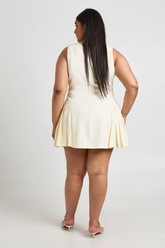 Robe Blazer Patineuse Plissée Ajustée Sans Manches Grande Taille | Taille 48 - boohoo - Modalova