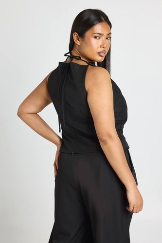 Haut Plissé Ajusté Grande Taille Avec Détail De Bretelles | Taille 48 - boohoo - Modalova