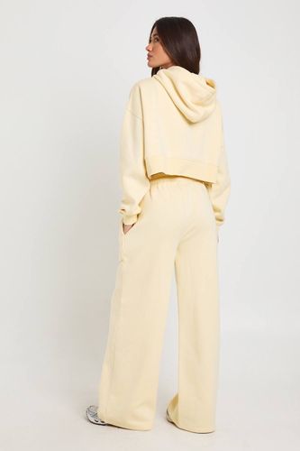 Ensemble de Jogging 3 Pièces à Casynthétiqueche avec Crop Top à Ourlet Profond | Taille Medium - boohoo - Modalova
