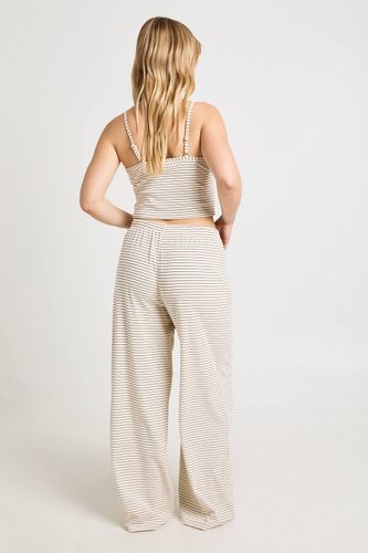 Ensemble Pyjama Petite Débardeur Et Pantalon Côtelé Doux À Rayures | Taille 44 - boohoo - Modalova