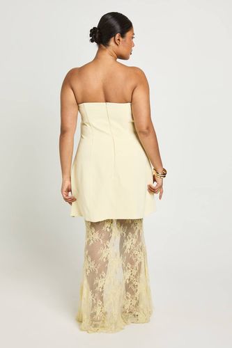 Robe Longue Grande Taille En Dentelle Structurée | Taille 46 - boohoo - Modalova