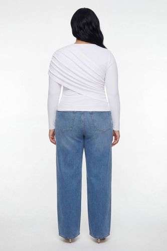 Haut Grande Taille Côtelé À Manches Longues Avec Drapé Devant | Taille 48 - boohoo - Modalova