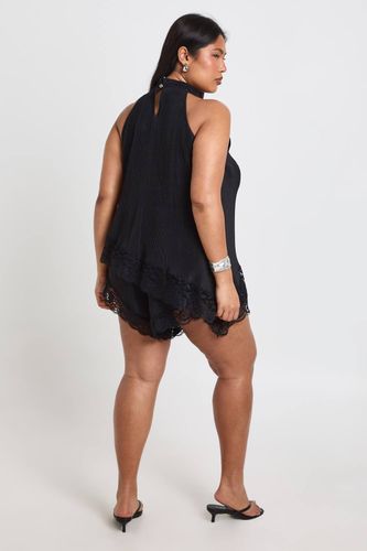 Short Plissé Grande Taille Avec Bordure En Dentelle | Taille 44 - boohoo - Modalova