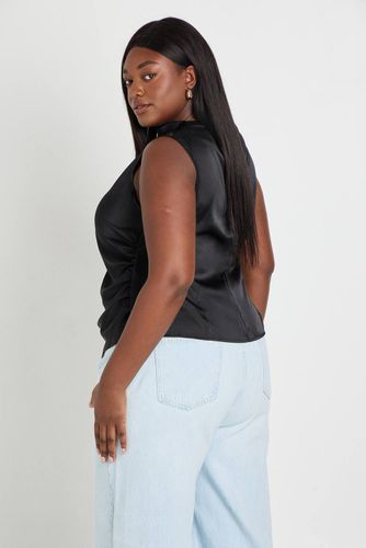 Haut Grande Taille En Satin Drapé Avec Détail Froncé Sur Le Côté | Taille 48 - boohoo - Modalova