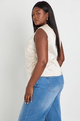 Haut Grande Taille En Satin Drapé Avec Fronces Latérales | Taille 48 - boohoo - Modalova