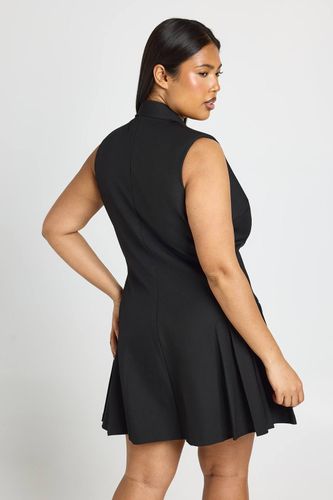 Robe Blazer Patineuse Plissée Sans Manches Ajustée Grande Taille | Taille 48 - boohoo - Modalova