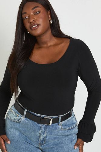 Haut Grande Taille À Encolure Dégagée Et Manches À Volants | Taille 48 - boohoo - Modalova