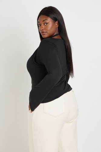 Haut Grande Taille À Double Épaisseur Col Licou Avec Boutonnage | Taille 48 - boohoo - Modalova