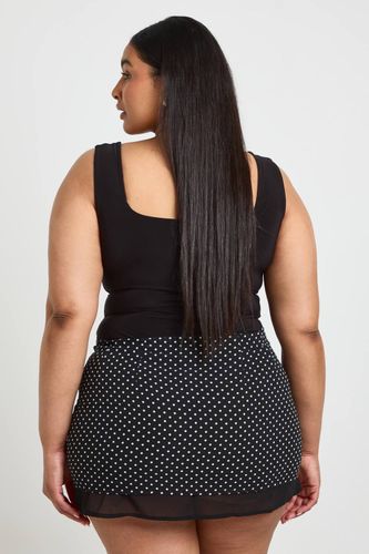 Jupe Courte Grande Taille À Ourlet Superposé À Pois | Taille 48 - boohoo - Modalova