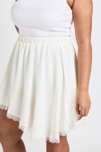 Jupe Mini Asymétrique Grande Taille À Texture Crêpe Et Bordure En Dentelle | Taille 48 - boohoo - Modalova