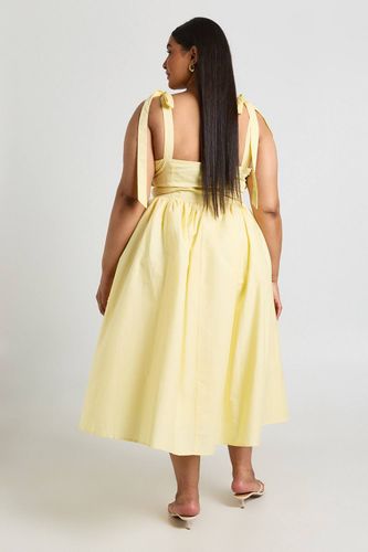 Robe Midi Grande Taille En Coton Avec Buste Froncé Et Liens À Nouer Aux Épaules | Taille 46 - boohoo - Modalova