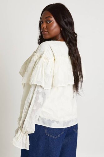 Chemisier À Volants Devant En Tissu Dévoré Grande Taille | Taille 48 - boohoo - Modalova
