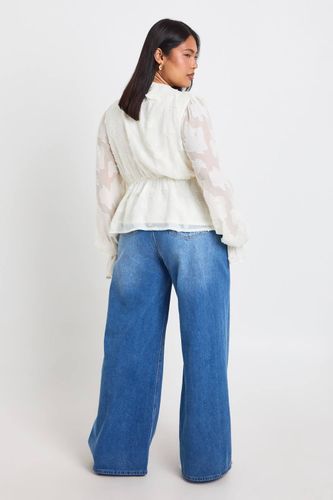 Haut Tunique Grande Taille À Motif Dévoré Avec Nœud Frontal Et Volants | Taille 46 - boohoo - Modalova