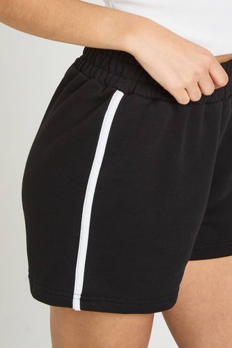 Short De Sport À Bandes Contrastées | Taille Medium - boohoo - Modalova