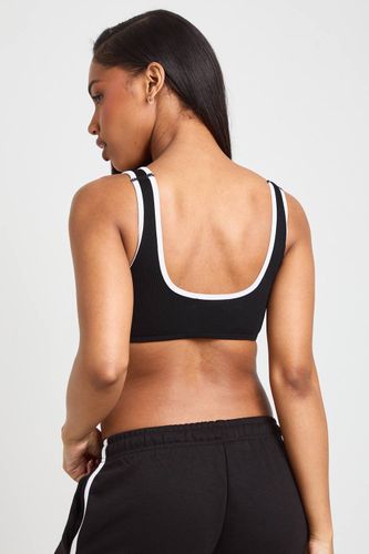Brassière De Sport Matelassée Sans Couture Côtelée Contour Avec Bordure Contrastante | Taille Large - boohoo - Modalova