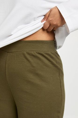Pantalon Droit Côtelé Basique Grande Taille | Taille 48 - boohoo - Modalova