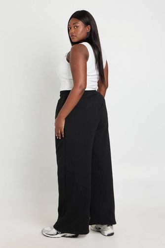 Pantalon De Jogging Grande Taille À Jambes Larges Avec Plis Piqués | Taille 48 - boohoo - Modalova