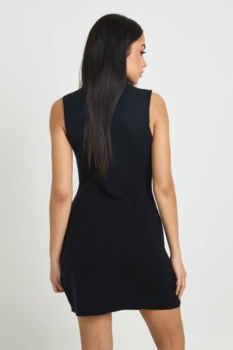 Robe Mini Tricotée À Manches Courtes Avec Boutons Dorés | Taille Medium - boohoo - Modalova