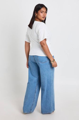 Haut À Manches Courtes En Crêpe Avec Encolure Montante, Ceinture À Détail Doré | Taille 48 - boohoo - Modalova