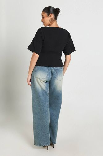 Haut À Manches Courtes En Crêpe Avec Encolure Montante Et Détail Ceinture À Finition Dorée | Taille 48 - boohoo - Modalova