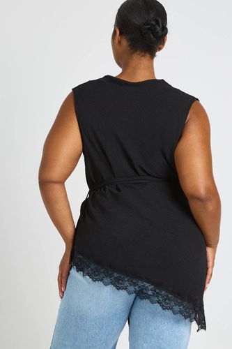 Top Grande Taille Col Bénitier Asymétrique Avec Taille Nouée Et Ourlet En Dentelle | Taille 48 - boohoo - Modalova
