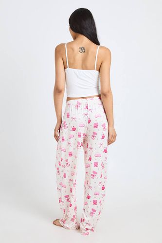 Ensemble Pyjama Tall Débardeur Et Pantalon Imprimé Martini Et Nœuds | Taille 46 - boohoo - Modalova