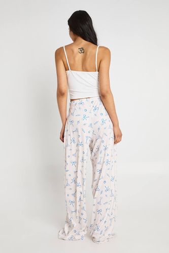 Ensemble Pyjama Tall Caraco Et Pantalon Imprimé Martini Et Nœuds | Taille 42 - boohoo - Modalova