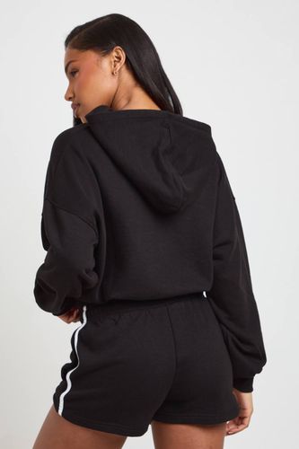 Short Molleton Broderie Sports Club Avec Passepoil | Taille Medium - boohoo - Modalova