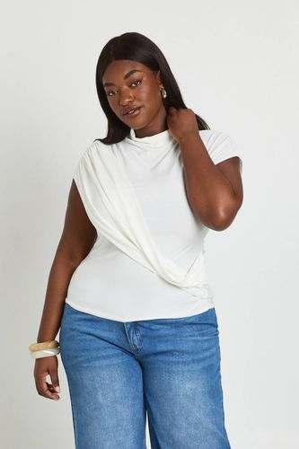 Haut Grande Taille À Manches Courtes Avec Détail Drapé Effet Slinky | Taille 48 - boohoo - Modalova