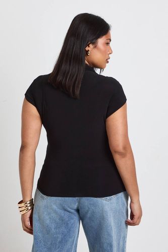 Haut Grande Taille À Manches Courtes Avec Détail Cache-cœur En Tissu Fluide | Taille 48 - boohoo - Modalova