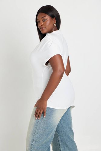 T-shirt Grande Taille À Encolure Montée Avec Taille Cintrée Et Détail Drapé Latéral | Taille 48 - boohoo - Modalova