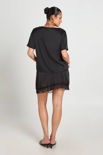 Ensemble Grande Taille T-shirt Satiné Oversize Et Mini-jupe En Dentelle | Taille 48 - boohoo - Modalova