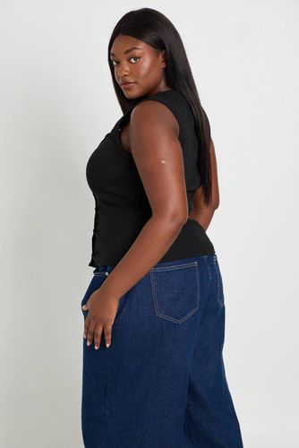 Débardeur Côtelé Grande Taille À Détail De Boutons Asymétriques | Taille 50 - boohoo - Modalova