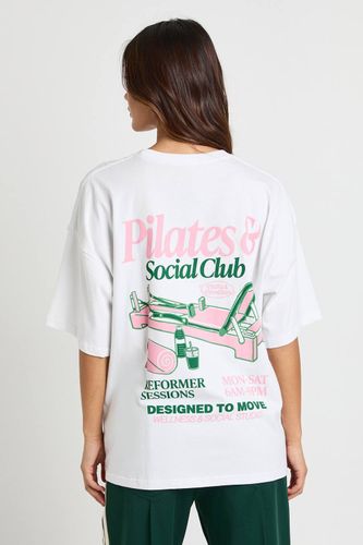 T-shirt Imprimé Devant Et Dos Reformer Pilates And Social Club | Taille Medium - boohoo - Modalova