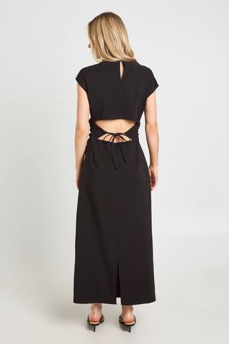 Robe Mi-longue Petite Taille Dos Ouvert Avec Taille Froncée | Taille 44 - boohoo - Modalova