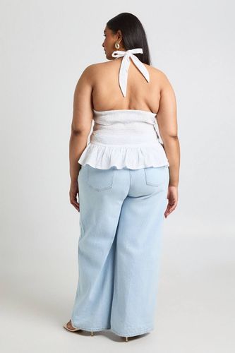 Haut Grande Taille À Broderie Anglaise Avec Taille Froncée Et Col Licou | Taille 48 - boohoo - Modalova