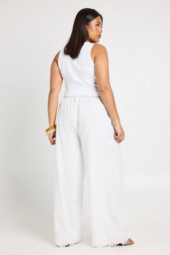 Pantalon Large Taille Plus Avec Détails De Broderie Anglaise Ajourée | Taille 48 - boohoo - Modalova